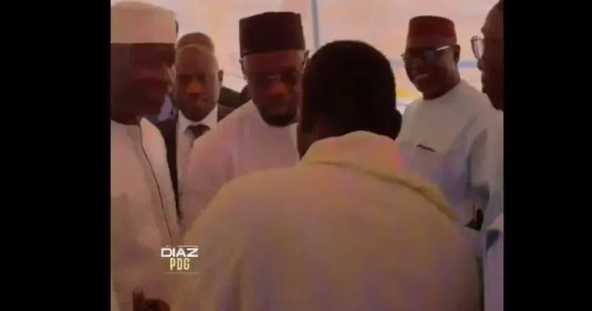 Ousmane Sonko rend hommage à Ouakam après le décès du Jaraaf Papa Youssou Ndoye