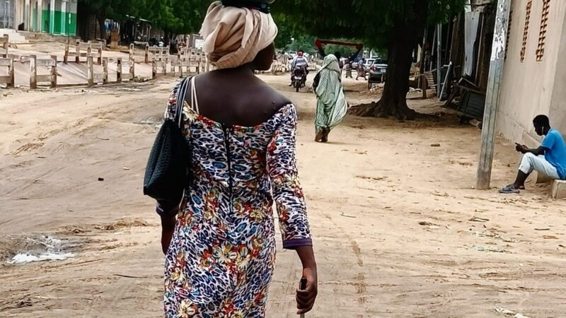 À N&rsquo;Djamena, une lycéenne vend du manioc pour préparer la rentrée