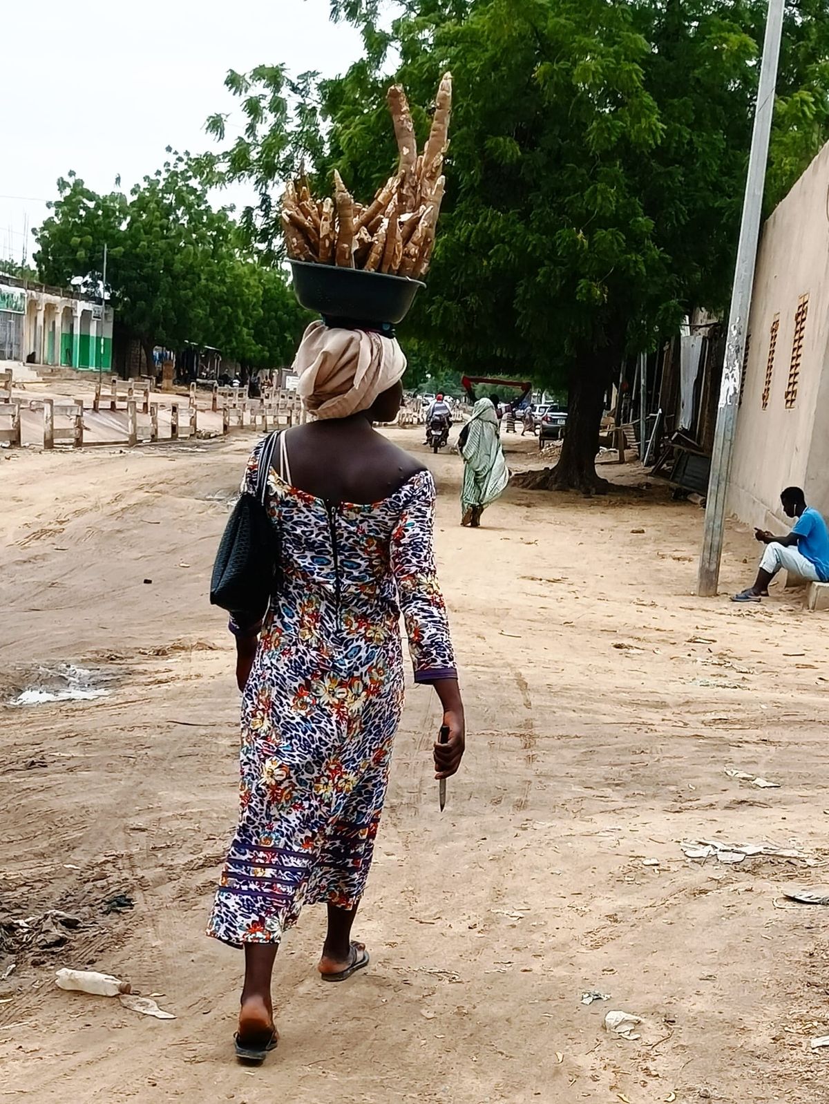 À N&rsquo;Djamena, une lycéenne vend du manioc pour préparer la rentrée