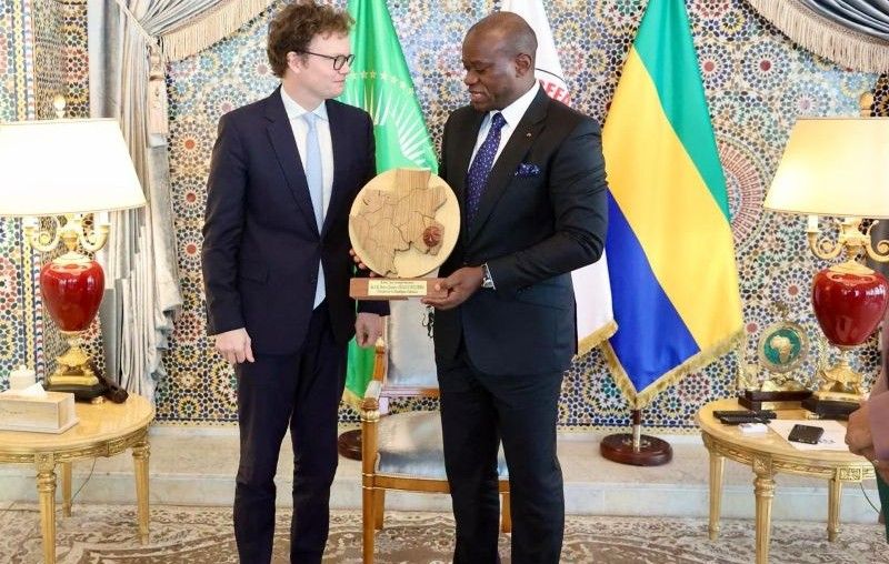 Le président gabonais Brice Clotaire Oligui Nguema et l’ambassadeur britannique Simon Day lors d’un entretien au Palais présidentiel