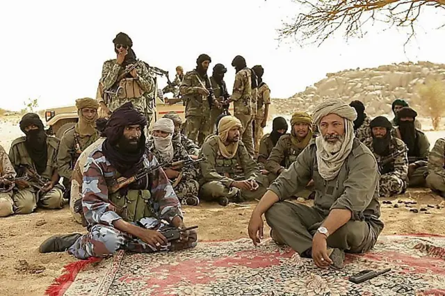 Combattants touaregs et arabes du Mali lors d'une réunion sous un arbre