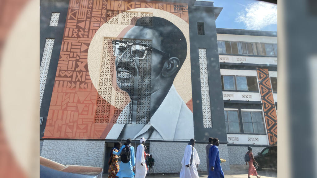 Fresque murale représentant Cheikh Anta Diop, à l'entrée du campus de l'université de Dakar.