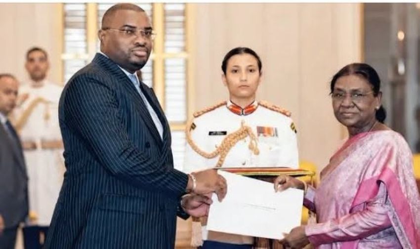 remise des lettres de créance de l'ambassadeur gabonais en inde