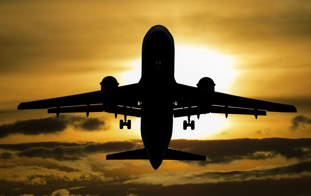Avion de ligne survolant un paysage désertique