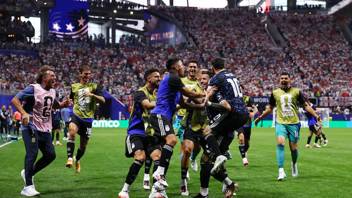 Des joueurs de soccer argentins célèbrent une victoire en demi-finale de la Coupe du monde