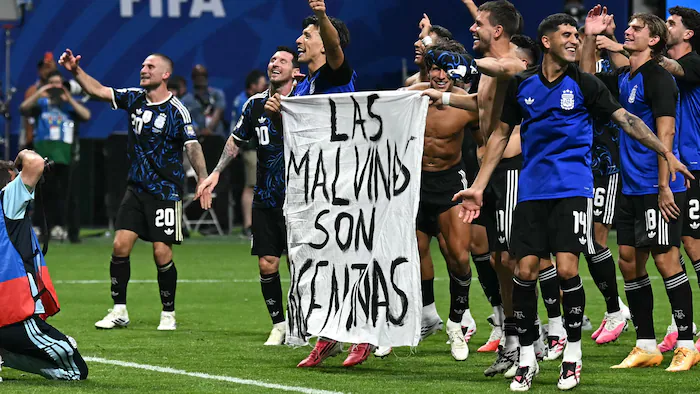 Des joueurs argentins brandissent une banderole revendiquant la souveraineté des Malouines après leur victoire