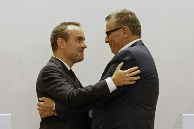Sébastien Lecornu et Aziz Akhannouch lors d’une poignée de main symbolique à l’issue de leur entretien