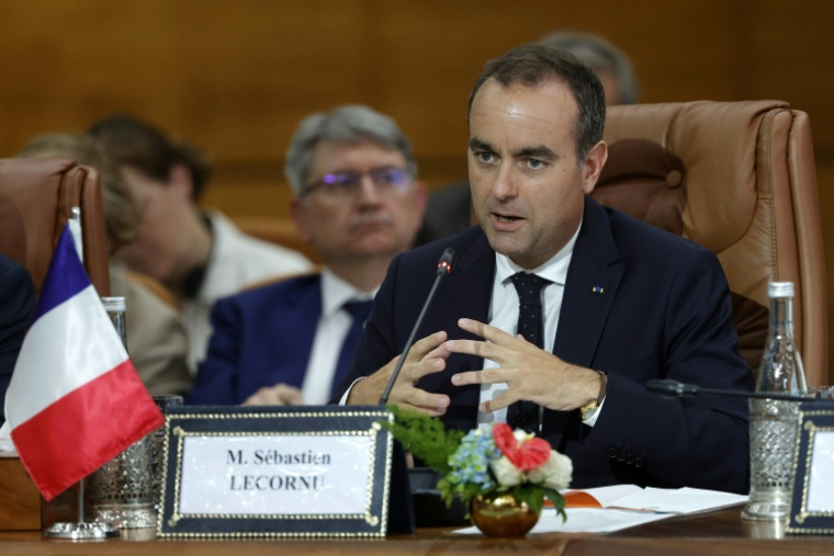 Sébastien Lecornu s’exprimant lors d’une séance plénière avec des ministres marocains