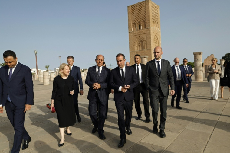 Sébastien Lecornu arrivant au Mausolée royal de Rabat en compagnie de sa délégation