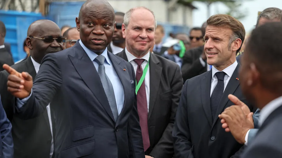 Le président Brice Oligui Nguema en discussion avec des responsables français