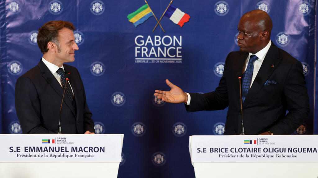 Rencontre entre les présidents français et gabonais, Emmanuel Macron et Brice Oligui Nguema, lors d'une conférence de presse commune à Libreville en novembre 2025.