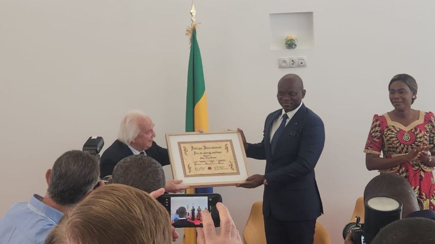 Brice Clotaire Oligui Nguema recevant un prix international