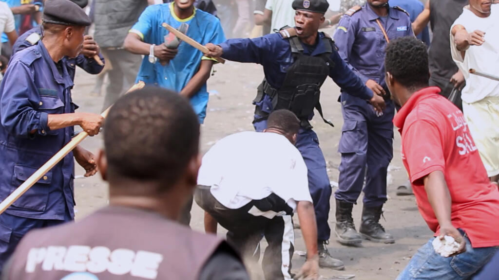 Affrontements entre forces de l'ordre et manifestants à Kinshasa, illustration des tensions politiques en RDC