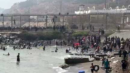 Des migrants traversent à la nage la zone frontalière entre le Maroc et l'Espagne pour rejoindre l'enclave de Ceuta