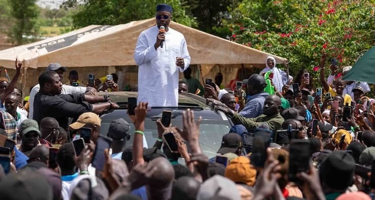Sonko critique le décret électoral et exige une date pour les locales