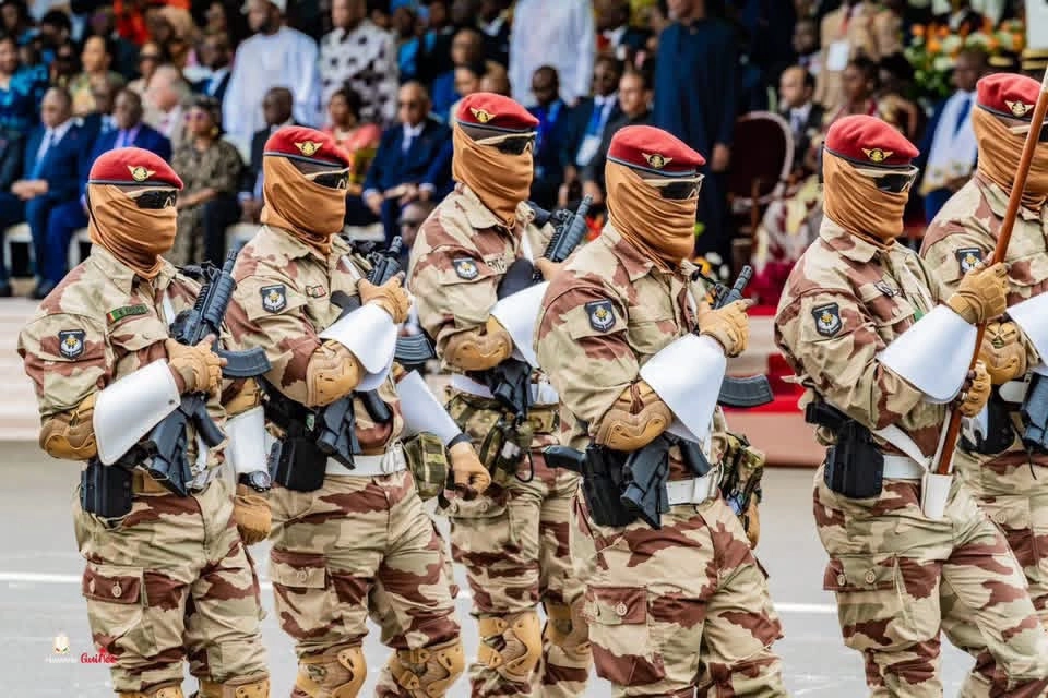 Défilé impressionnant des forces spéciales guinéennes à Abidjan