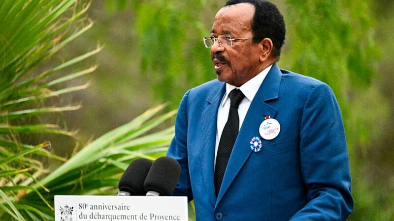 Paul Biya renforce son pouvoir par décrets lors de son absence prolongée