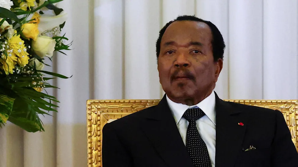silhouette d'un dirigeant camerounais lors d'une apparition publique