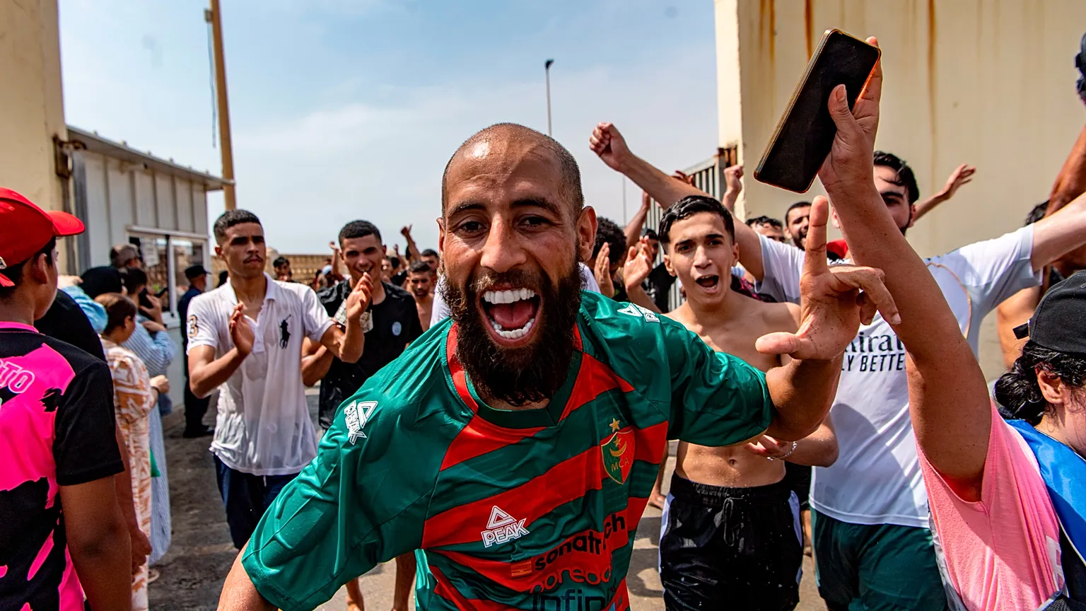 Des migrants franchissent la frontière depuis le Maroc vers l'enclave espagnole de Ceuta, le jeudi 30 juillet 2026. (Photo AP/Antonio Sempere)