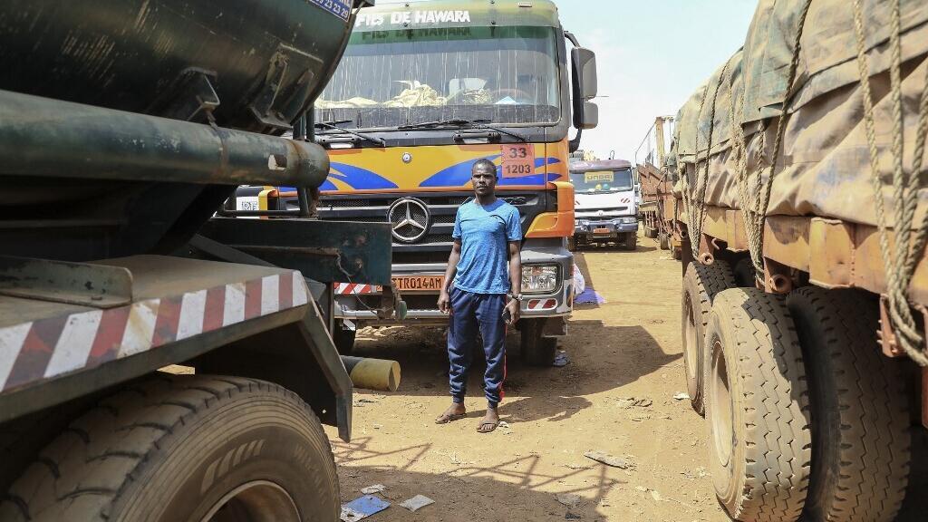 Camions en file indienne sur la route reliant Douala à Bangui, symbole des défis logistiques en Afrique centrale.
