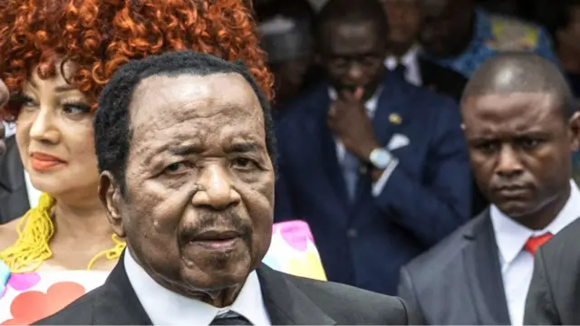 Paul Biya lors d'une apparition publique au Cameroun, entouré de responsables et de son épouse, Chantal Biya