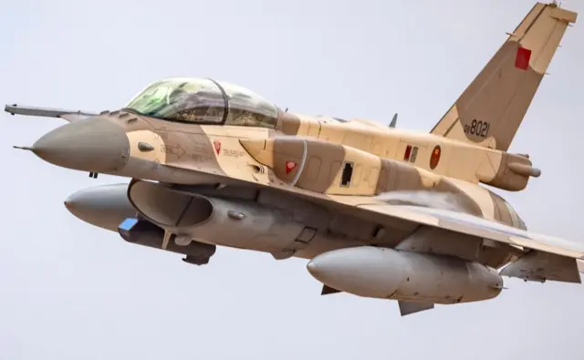 Avion de combat F-16 marocain, symbole de la coopération militaire avec les États-Unis.