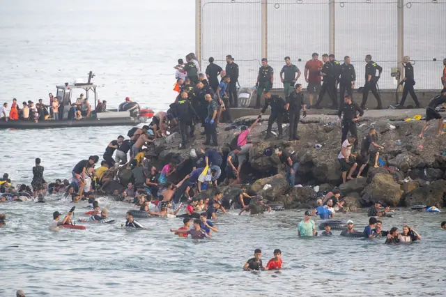 Frontière entre le Maroc et Ceuta, lieu de tensions migratoires.