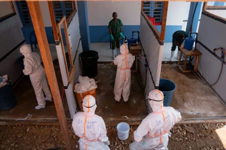 Infirmier en tenue de protection face à l'épidémie d'Ebola en RDC