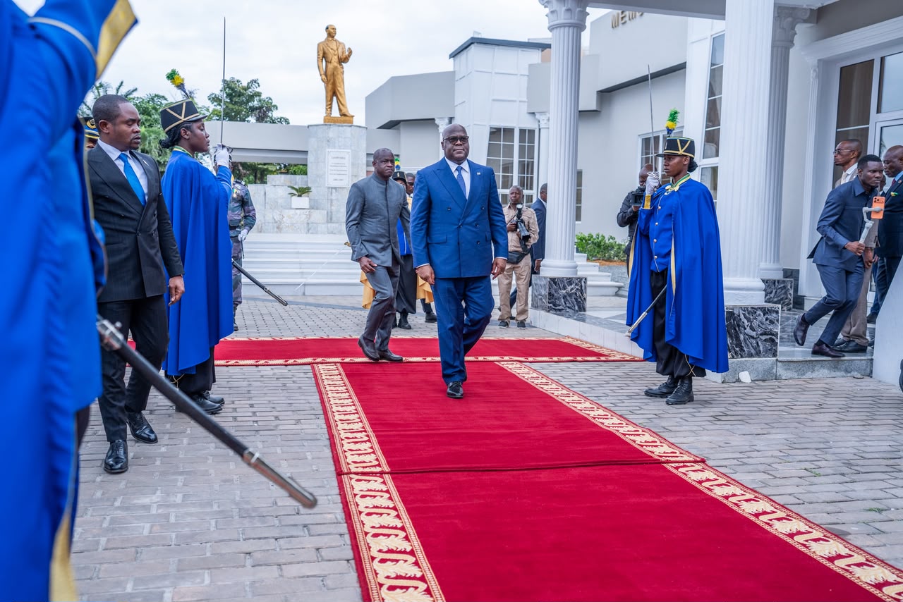 Félix-Antoine Tshisekedi et Brice Clotaire Oligui Nguema lors de leur rencontre à l’aéroport de Libreville