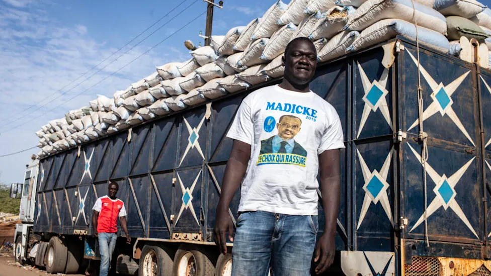 Camions en attente à la frontière entre le Sénégal et le Mali pour illustrer les défis logistiques