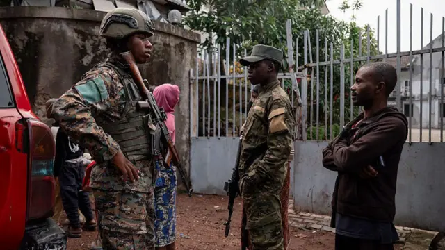 Militaires et civils dans une zone de tension en République démocratique du Congo