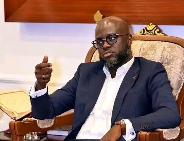 Réactions et perspectives après la passation de pouvoir d&rsquo;Elhadj Malick Ndiaye à Ousmane Sonko