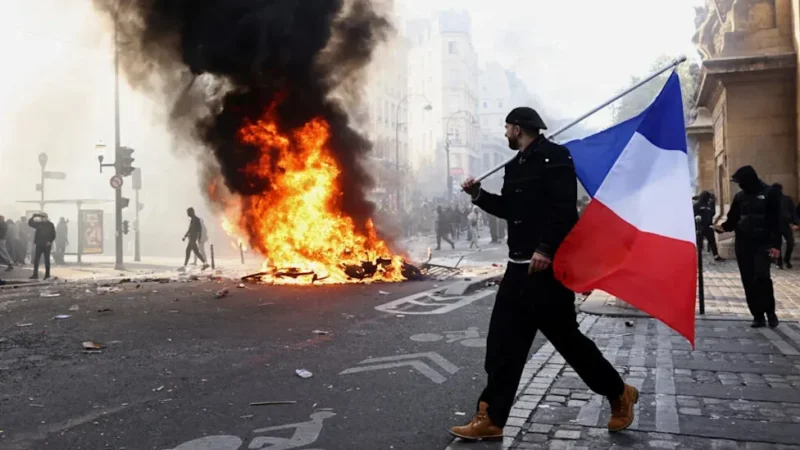 Violences en France : comment les juntes du Sahel en font une arme contre la démocratie ?