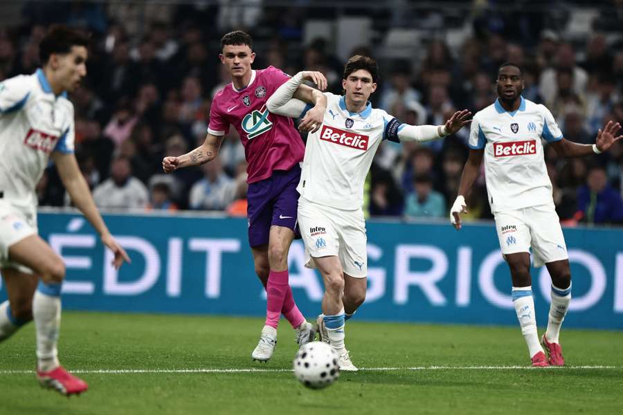 Rasmus Nicolaisen en duel avec Leonardo Balerdi lors du quart de finale de Coupe de France entre Marseille et Toulouse, le 4 mars 2026 au Vélodrome Rasmus Nicolaisen en duel avec Leonardo Balerdi lors du quart de finale de Coupe de France entre Marseille et Toulouse, le 4 mars 2026 au Vélodrome